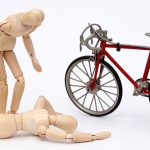 自転車事故は年間約10万件！自転車保険で加害者、被害者になった時の備えを